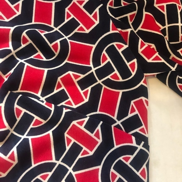 LAUNDRY by design red vneck shift dress. - Picture 10 of 11